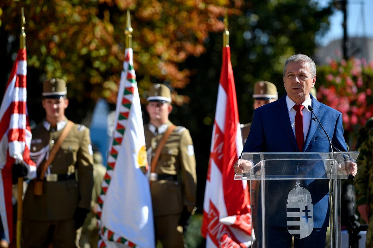 Benkő Tibor honvédelmi miniszter beszédet mond az MH 2. vitéz Vattay Antal Területvédelmi Ezred megalakulása alkalmából tartott 