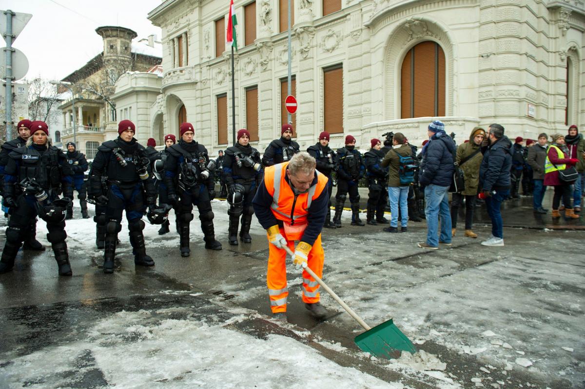 A Lendvay utcánál is erős a rendőri készültség