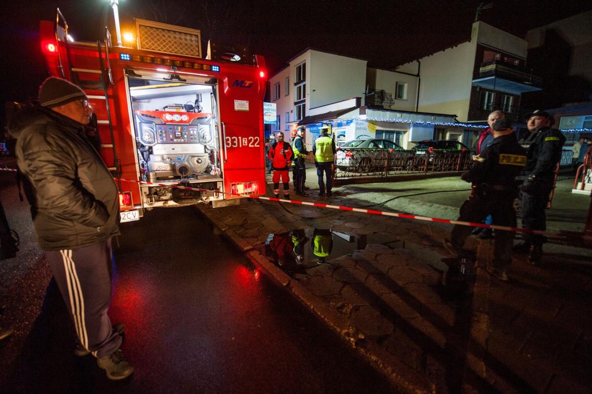 Tűzoltók és rendőrök a szabadulószoba előtt Koszalinban FOTÓ: RADOSLAW KOLESNIK / REPORTER / AFP