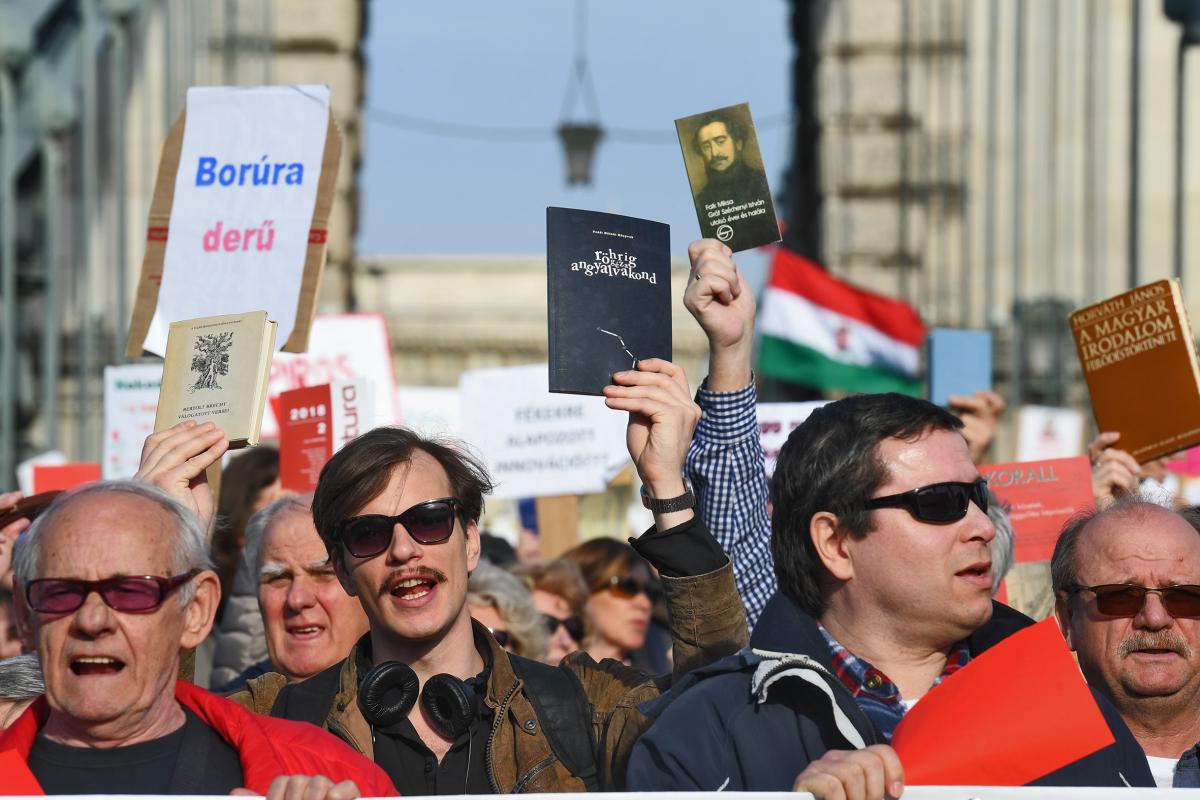 Az MTA feldarabolása elleni tüntetők a Lánchídon