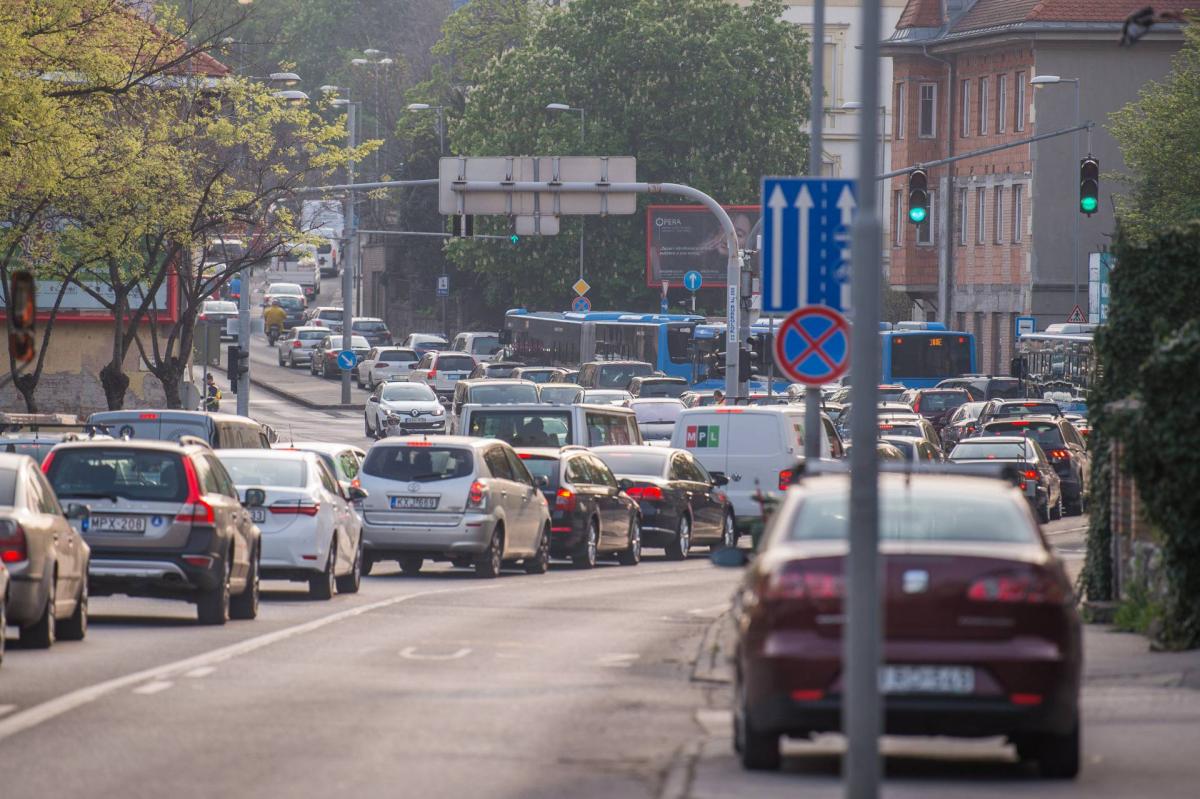 Motoros rendőr a lezárt Alkotás utcán