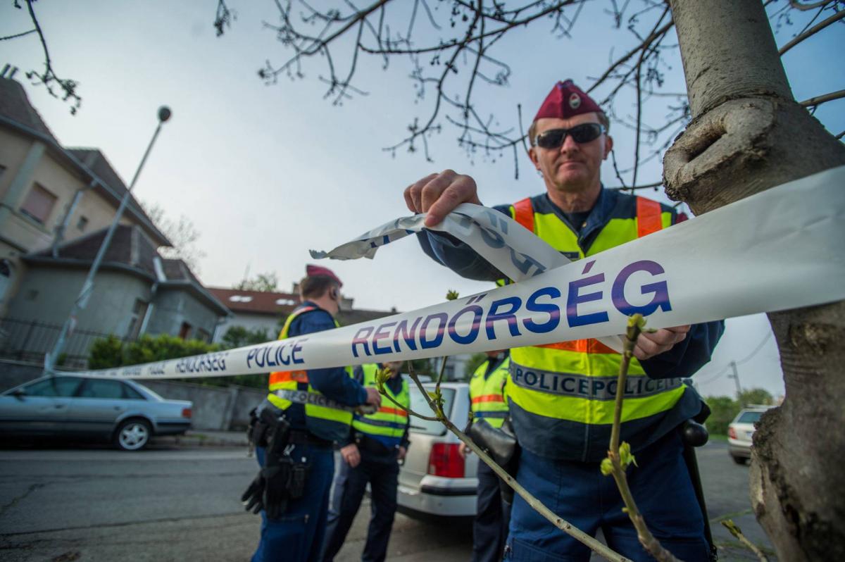 Motoros rendőr a lezárt Alkotás utcán