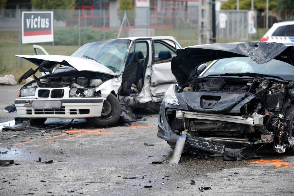 ÖsszeroncsolódoDunaharasztiban tisztázatlan körülmények között összeütközött két autó