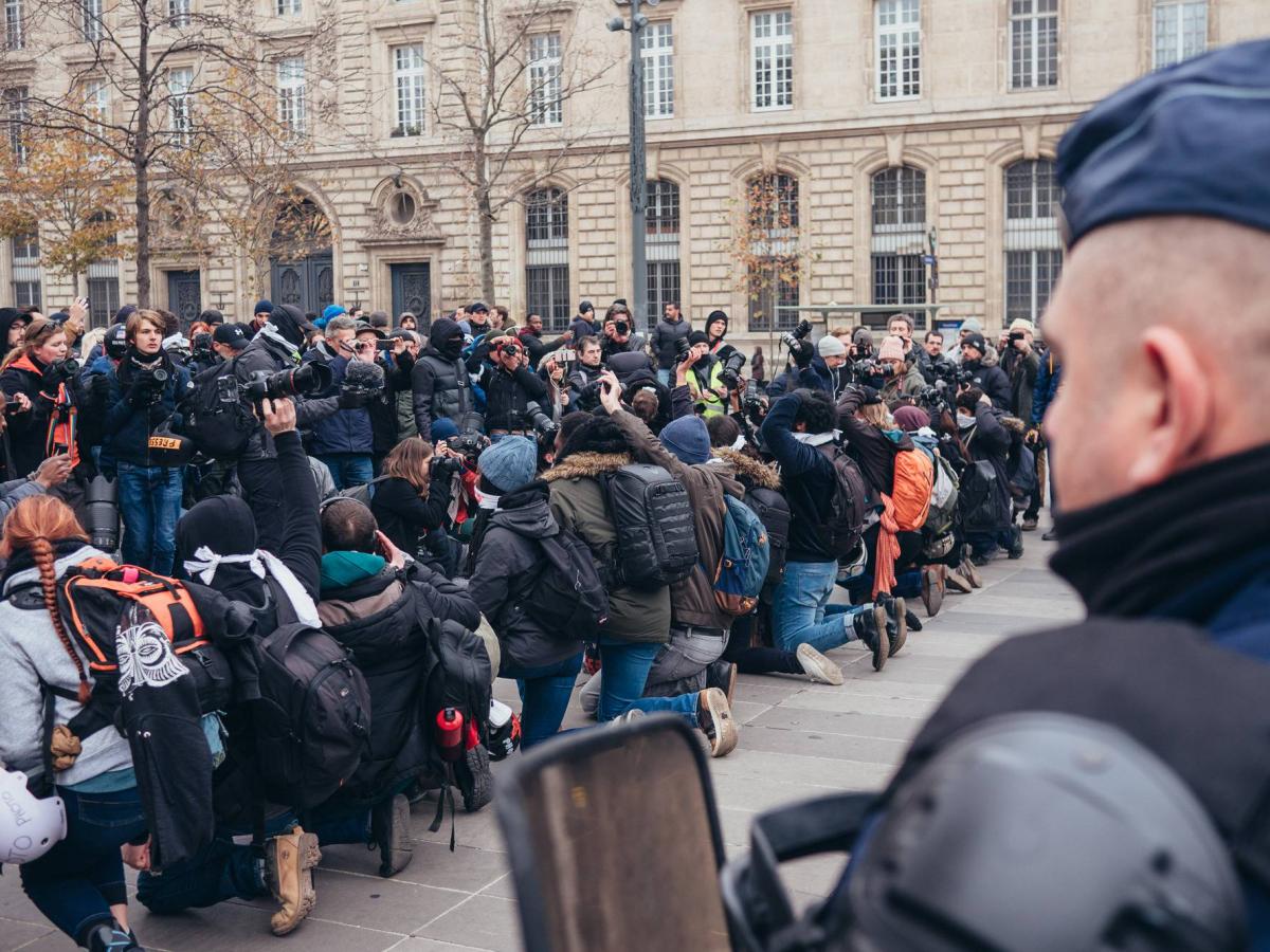 A demonstrációkhoz az utcákon az elmúlt években látványosan aktív csoportok is csatlakoztak: a sárgamellényesek és a tavaly május elsejei zavargásokban főszerepet vállaló anarchista csoportok, az úgynevezett „fekete blokkok” is