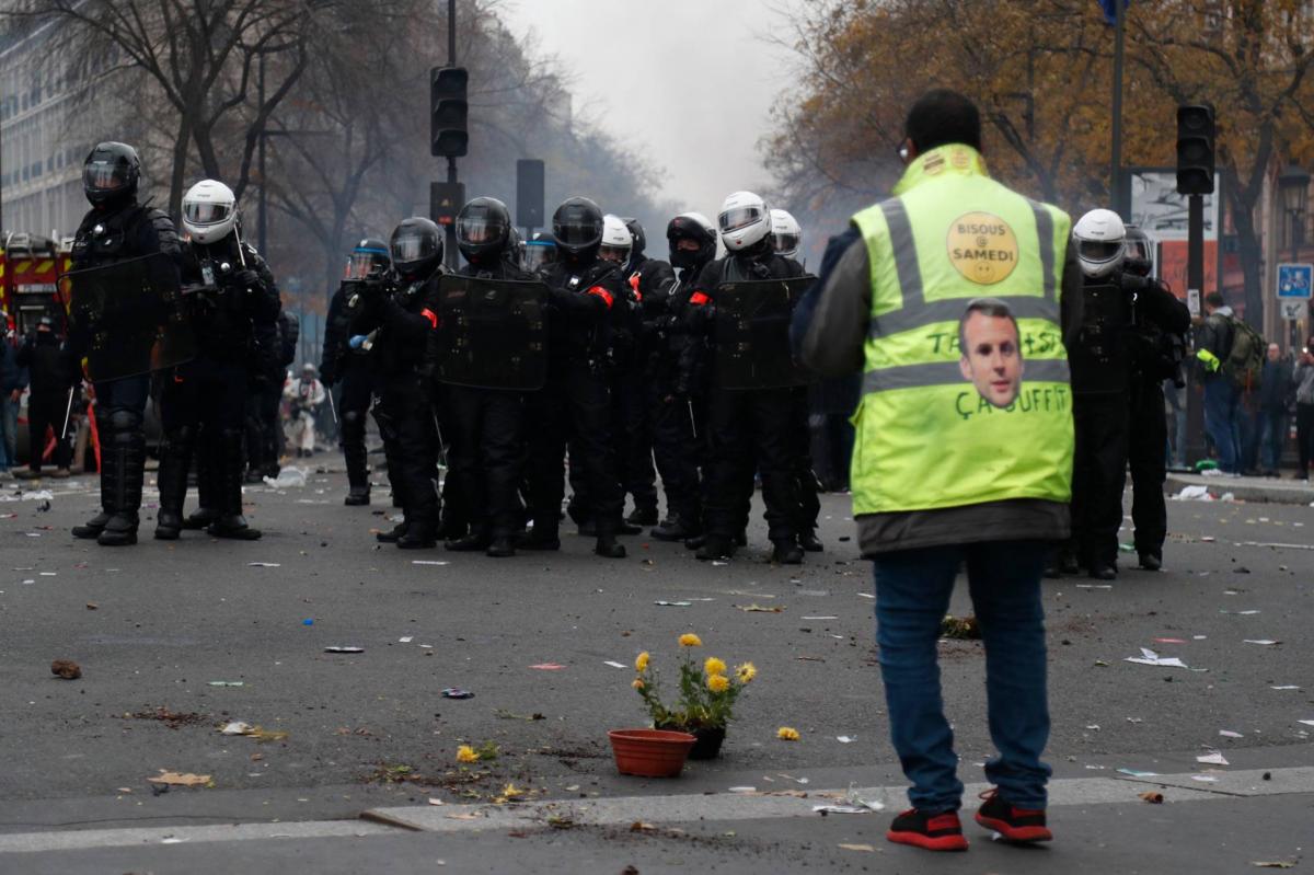 A demonstrációkhoz az utcákon az elmúlt években látványosan aktív csoportok is csatlakoztak: a sárgamellényesek és a tavaly május elsejei zavargásokban főszerepet vállaló anarchista csoportok, az úgynevezett „fekete blokkok” is