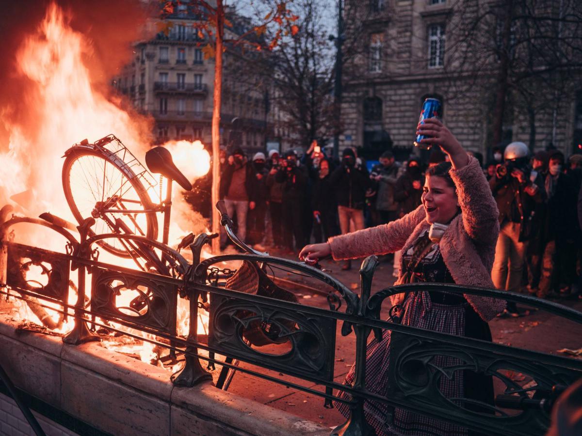 A demonstrációkhoz az utcákon az elmúlt években látványosan aktív csoportok is csatlakoztak: a sárgamellényesek és a tavaly május elsejei zavargásokban főszerepet vállaló anarchista csoportok, az úgynevezett „fekete blokkok” is