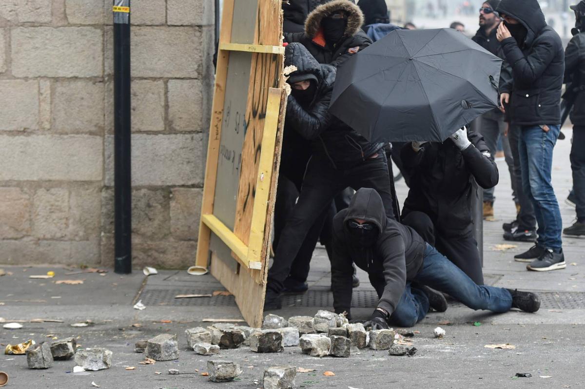 A demonstrációkhoz az utcákon az elmúlt években látványosan aktív csoportok is csatlakoztak: a sárgamellényesek és a tavaly május elsejei zavargásokban főszerepet vállaló anarchista csoportok, az úgynevezett „fekete blokkok” is