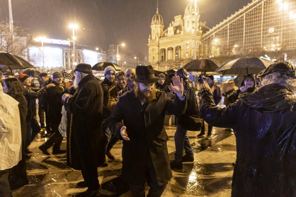 Köves Slomó, az Egységes Magyarországi Izraelita Hitközség (EMIH) vezető rabbija (k) táncol az első hanukagyertya meggyújtása után a nyolcnapos zsidó vallási ünnep, a hanuka előestéjén a Nyugati téren