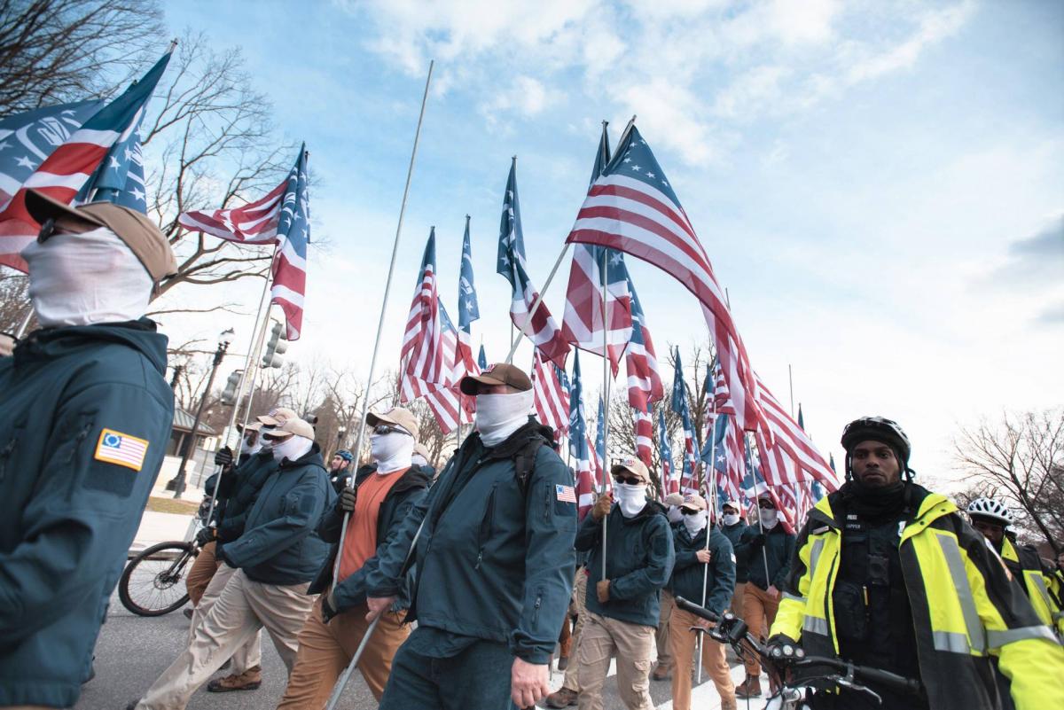 Fekete rendőrök vigyáznak a Washingtonban tüntető neonácikra