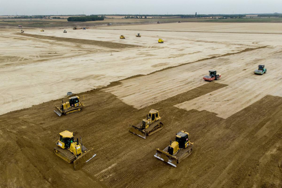 Munkagépek dolgoznak a leendõ BMW-gyár építési területén Debrecen közelében 2019. szeptember 23-án