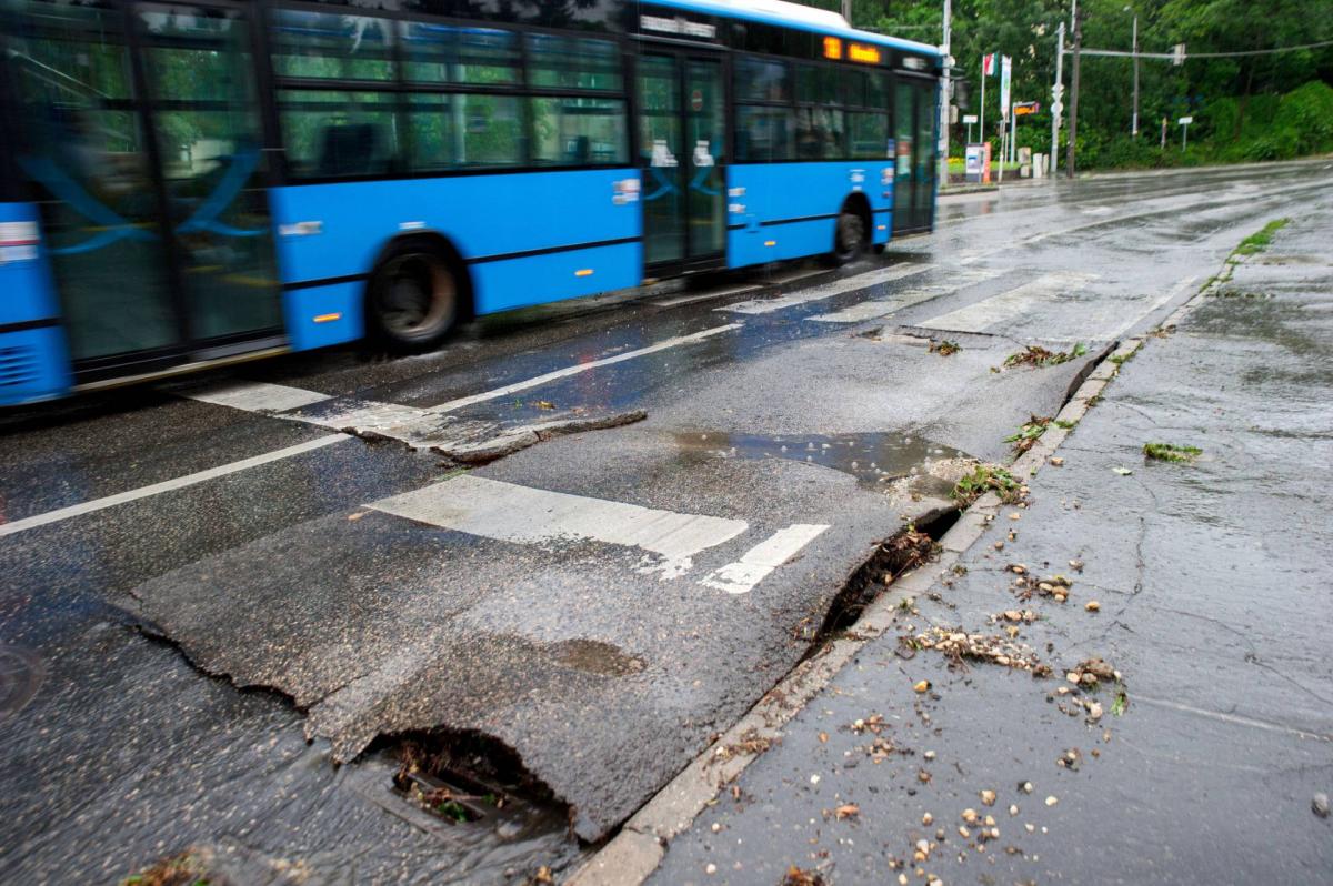 A nagy mennyiségű csapadékvíztől felszakadt útburkolat a XII. kerületi Istenhegyi úton