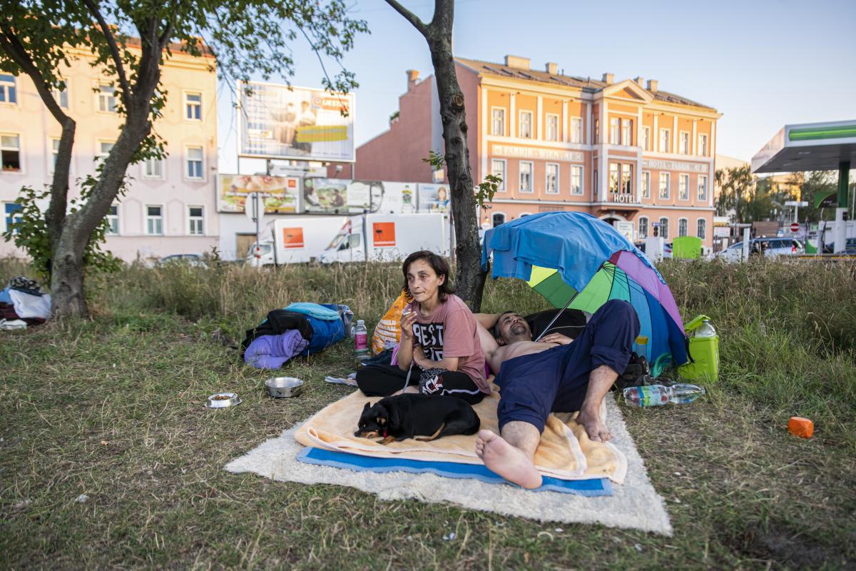 Richárd és párja, Molly nevű kutyájukkal