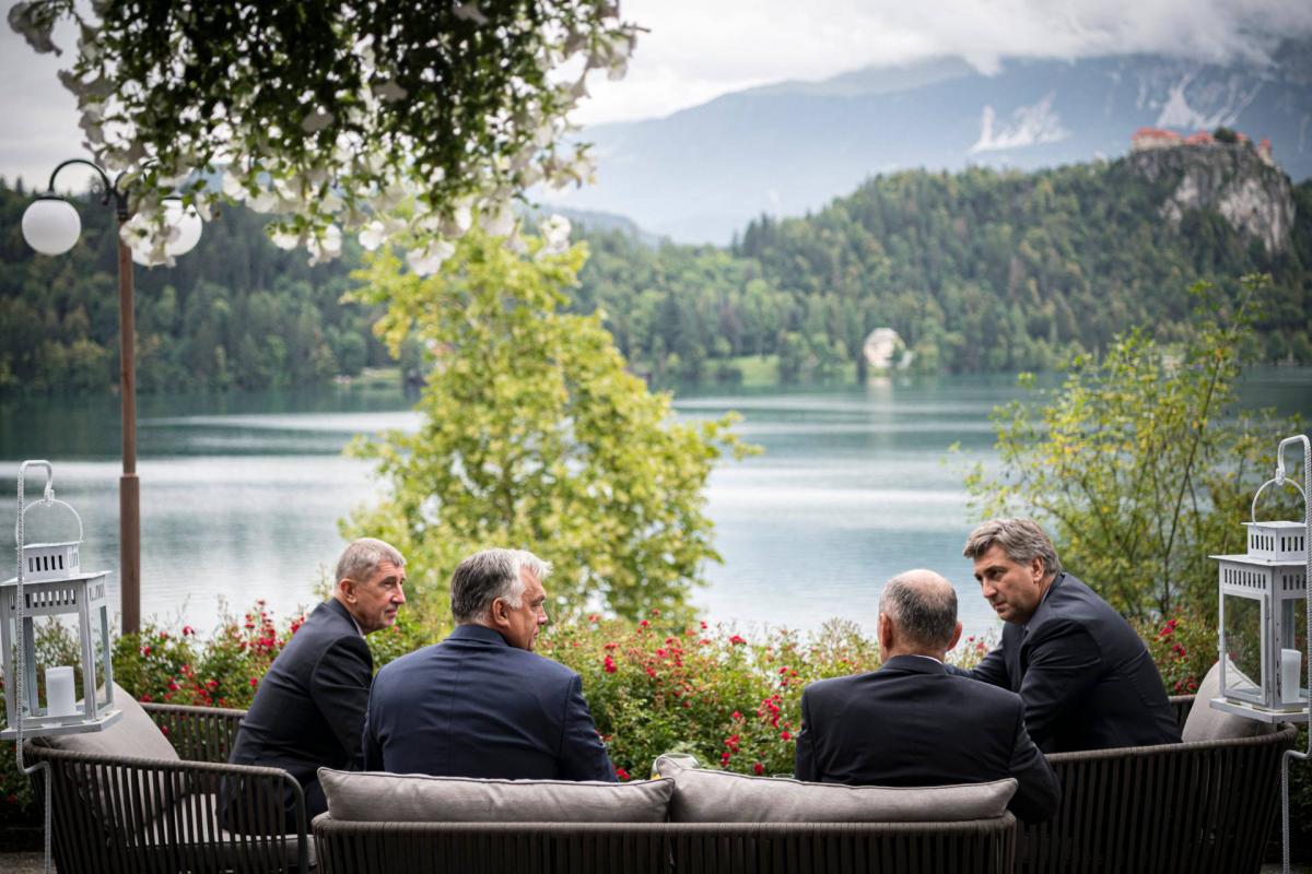 ndrej Babis cseh, Orbán Viktor magyar, Janez Jansa szlovén és Andrej Plenkovic horvát miniszterelnök (b-j) beszélget a 15. Bledi Stratégiai Fórum nemzetközi konferencián