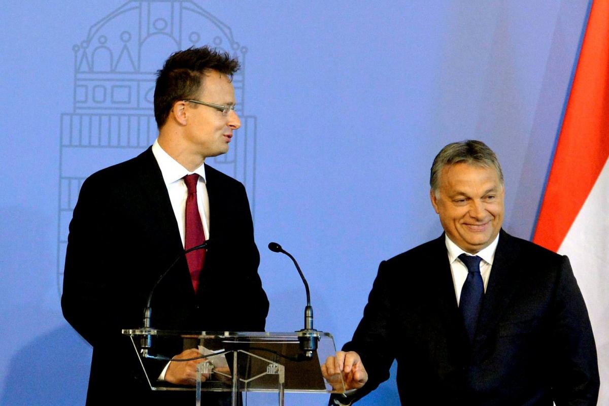 A jókedvű kölügyminiszter szintén jókedvű főnöke, Orbán Viktor kormányfő társaságában a külgazdasági és külügyminiszter a misszi