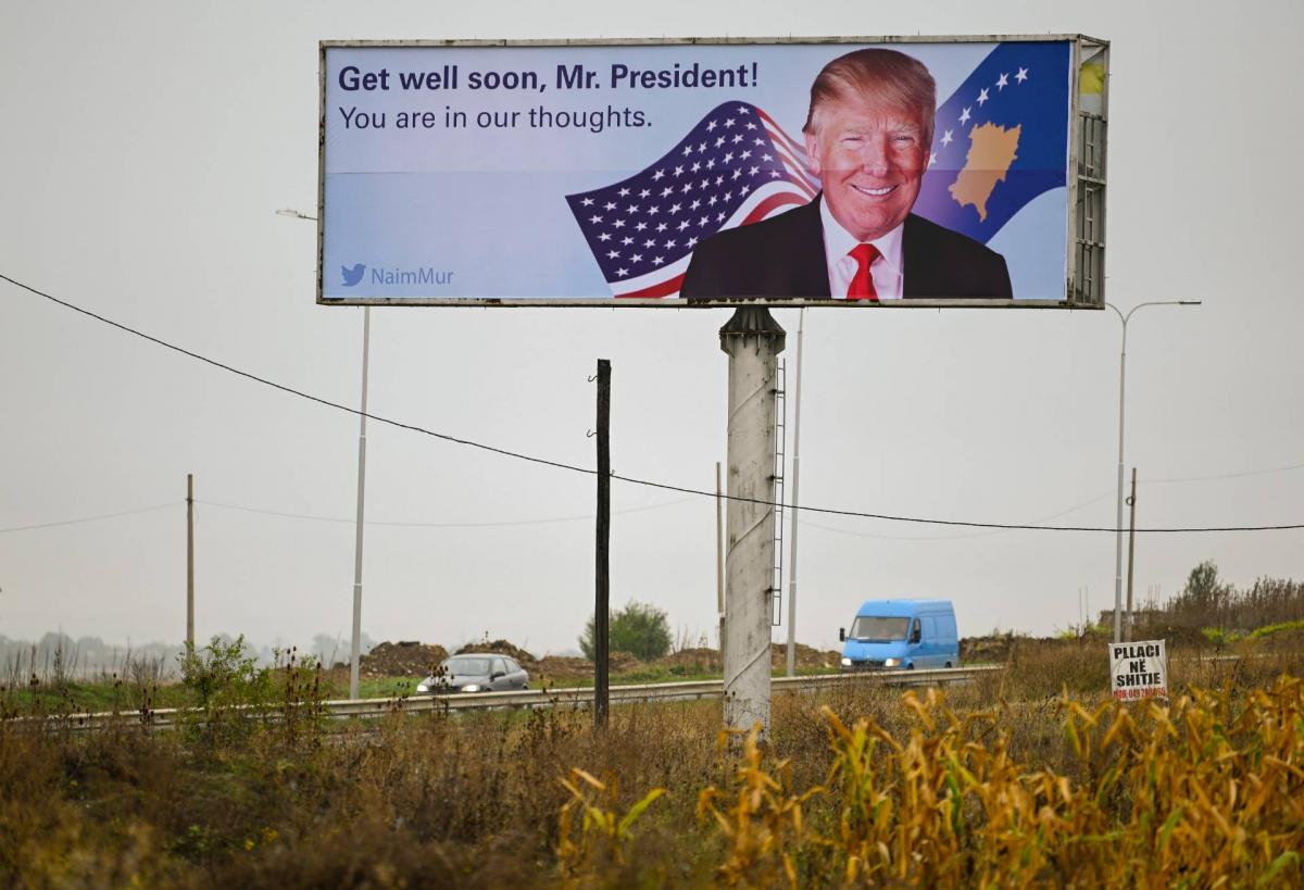 Koszóvóban óriásplakáton kívántak minél előbbi gyógyulást Trumpnak.