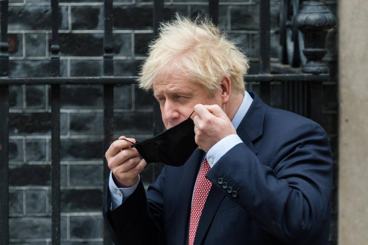 Boris Johnson brit kormányfő koronavírus-kezelési dilemmában