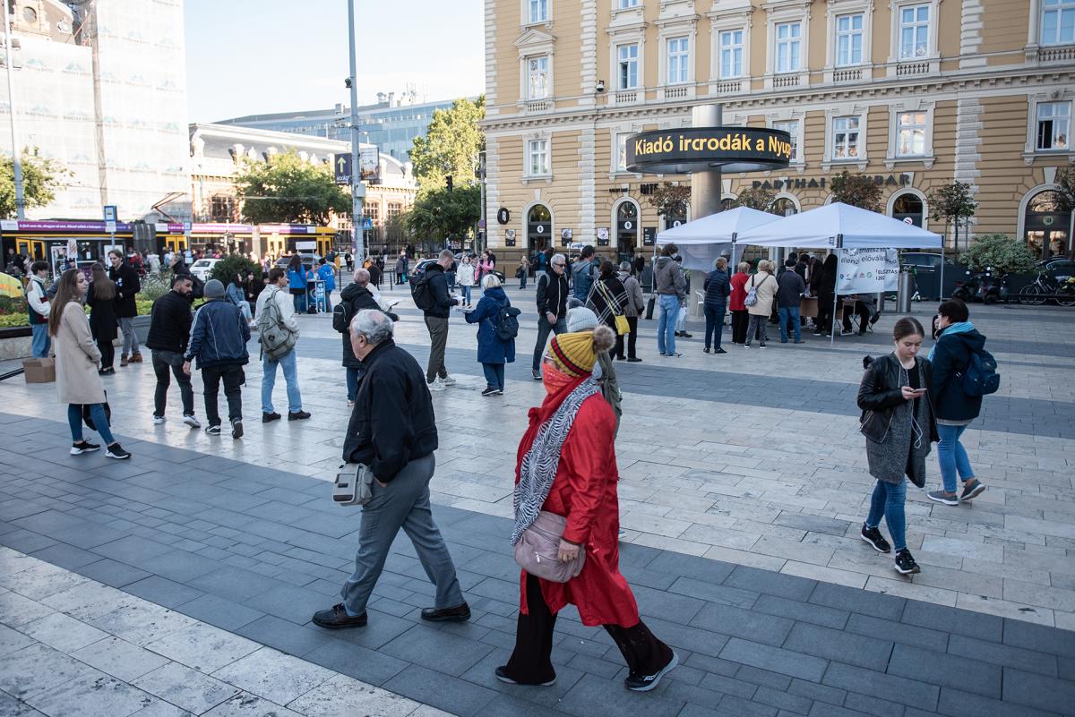 Szavazók várakoznak az előválasztási sátornál Budapesten a Nyugati téren 2021. október 14-én