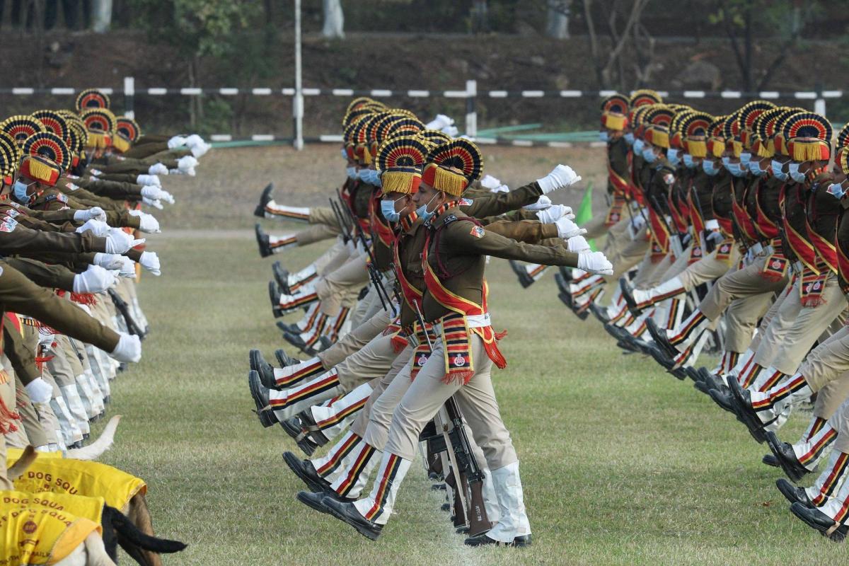 Az indiai Gudzsarát állam táblaképe halad el a Rajpath mellett a 73. indiai köztársaság napi felvonuláson Újdelhiben, Indiában 2022. január 26-án.