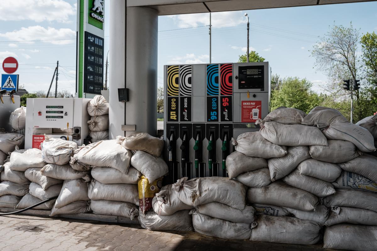 Egy lány néz ki egy buszból, miközben az orosz megszállás alatt álló zaporizzsjai területről származó családok érkeznek egy humanitárius konvojjal a belső menekültek regisztrációs és feldolgozó központjába Zaporizzsjában 2022. április 29-én, az Ukrajna el