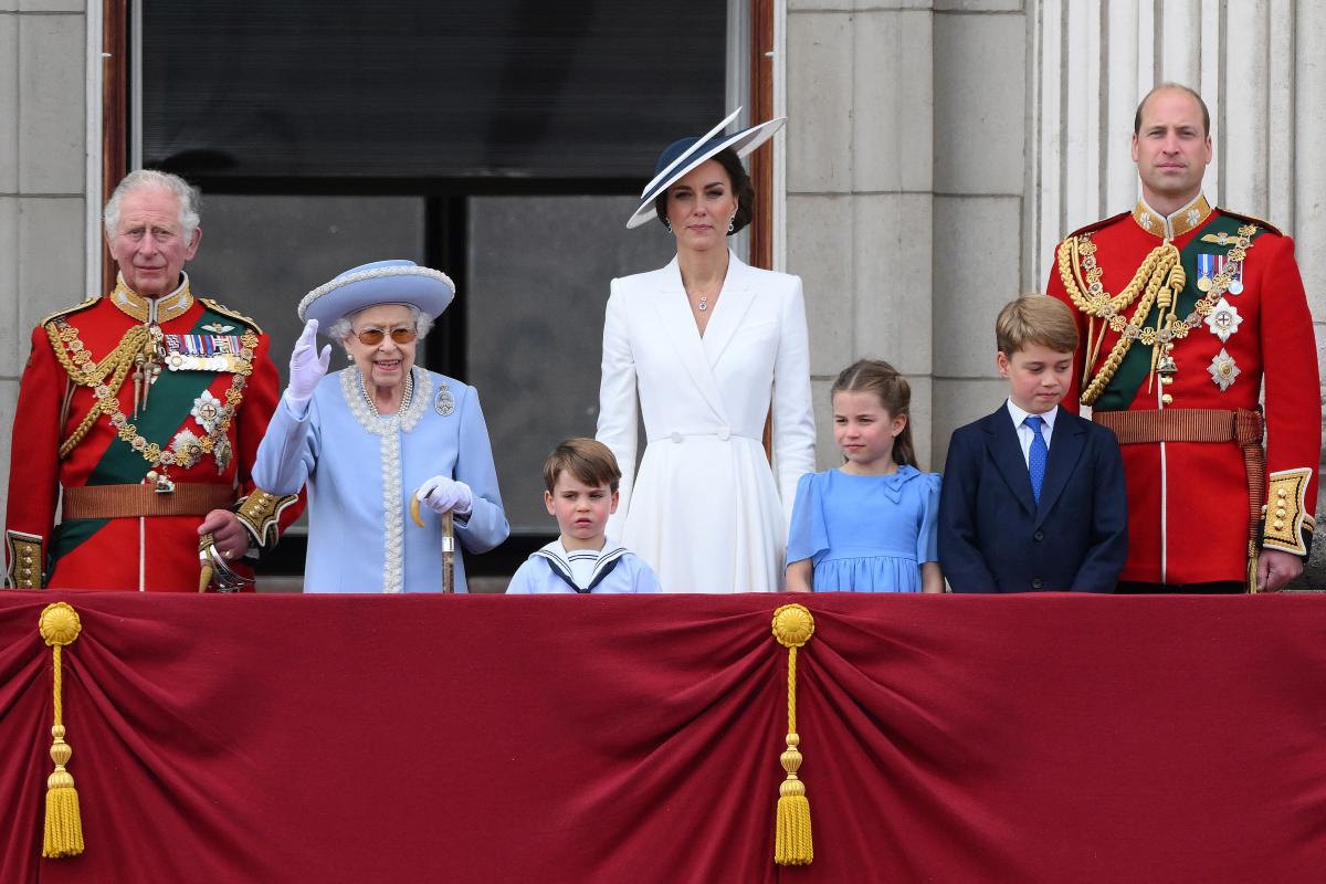 A királyi család a Buckingham-palota erkélyéről nézi a királynő születésnapi felvonulását, a Trooping the Colour-t, II. Erzsébet királynő platina jubileumi ünnepségének részeként, Londonban 2022. június 2-án.