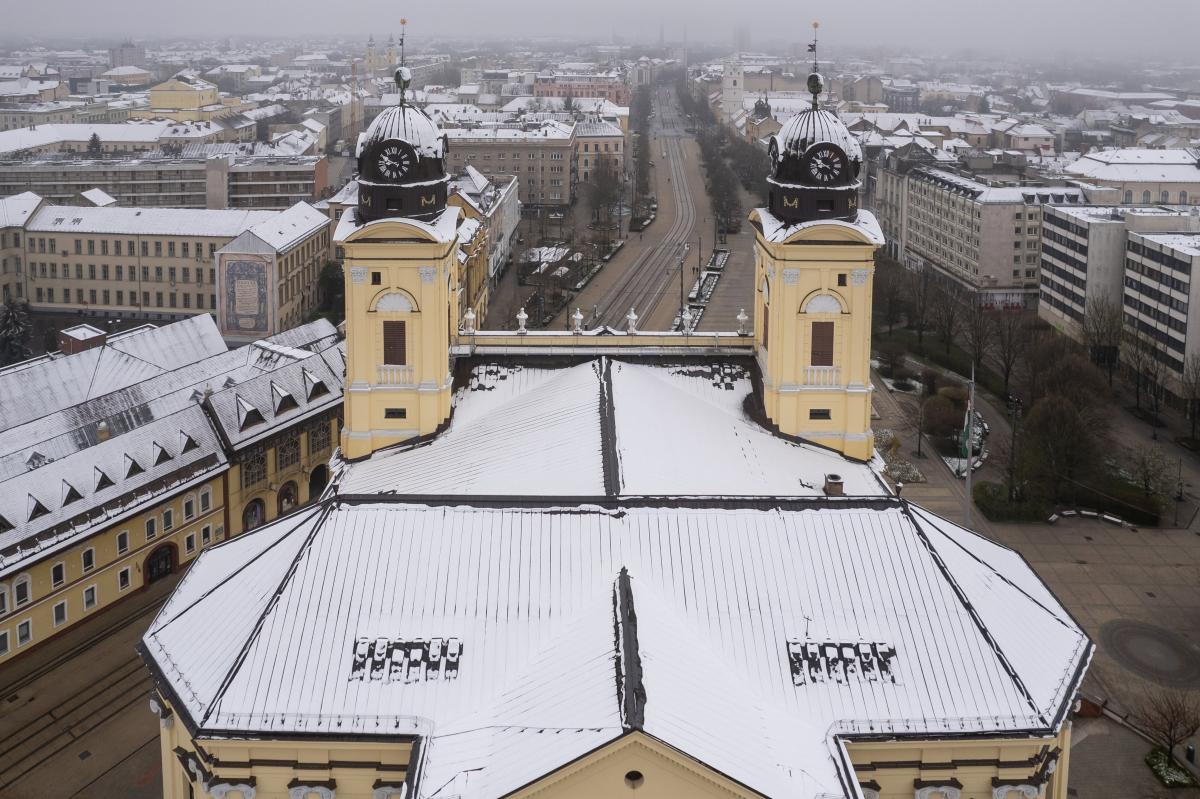 Drónnal készített kép a behavazott debreceni református nagytemplomról