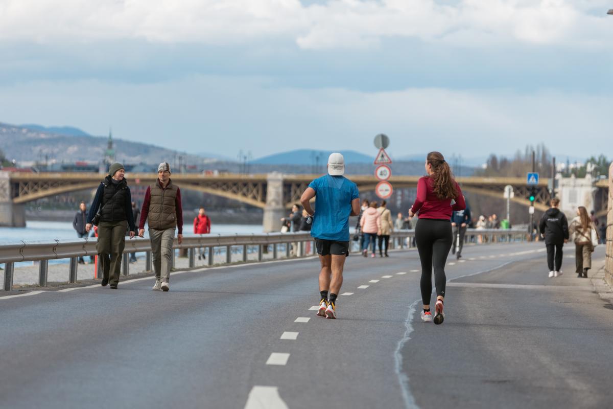 Ismét bátran lehet futni, gyalogolni, sétálni a Pesti alsó rakparton