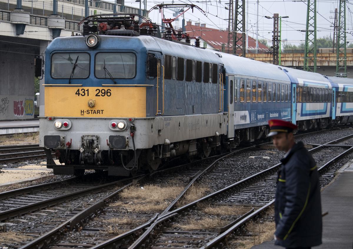 Az érdekvédő szerint sok mozdonyvezető a jelenlegi vontatók általános állapota, a mindennapos meghibásodások miatt fordít hátat
a MÁV-nak és megy át a magánszektorba