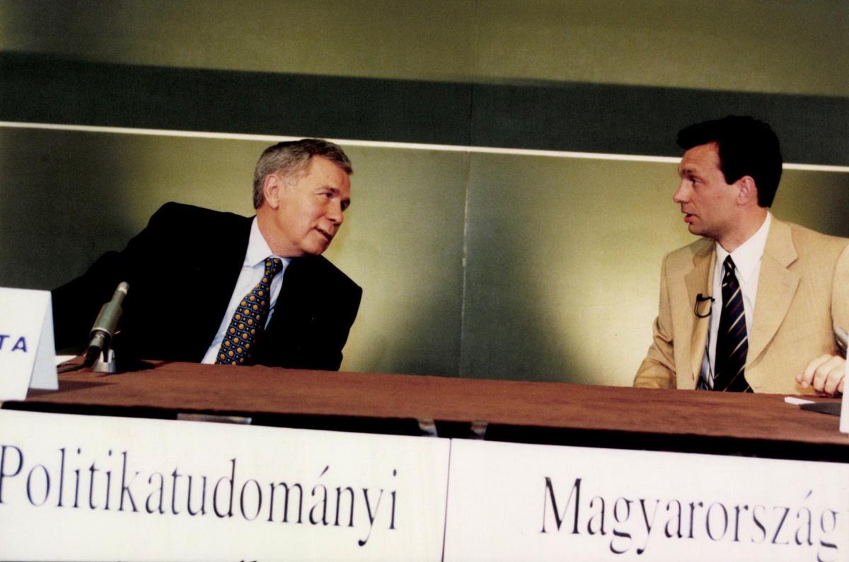 1989. június 16. Műcsarnok előtt, Nagy Imre és mártírtársai újratemetésekor. Orbán Viktor beszédet mond.