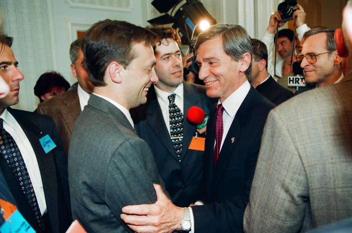 1989. június 16. Műcsarnok előtt, Nagy Imre és mártírtársai újratemetésekor. Orbán Viktor beszédet mond.