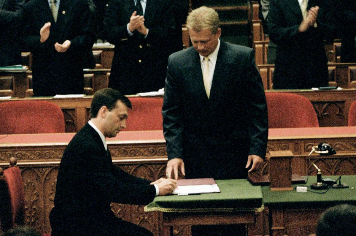 1989. június 16. Műcsarnok előtt, Nagy Imre és mártírtársai újratemetésekor. Orbán Viktor beszédet mond.