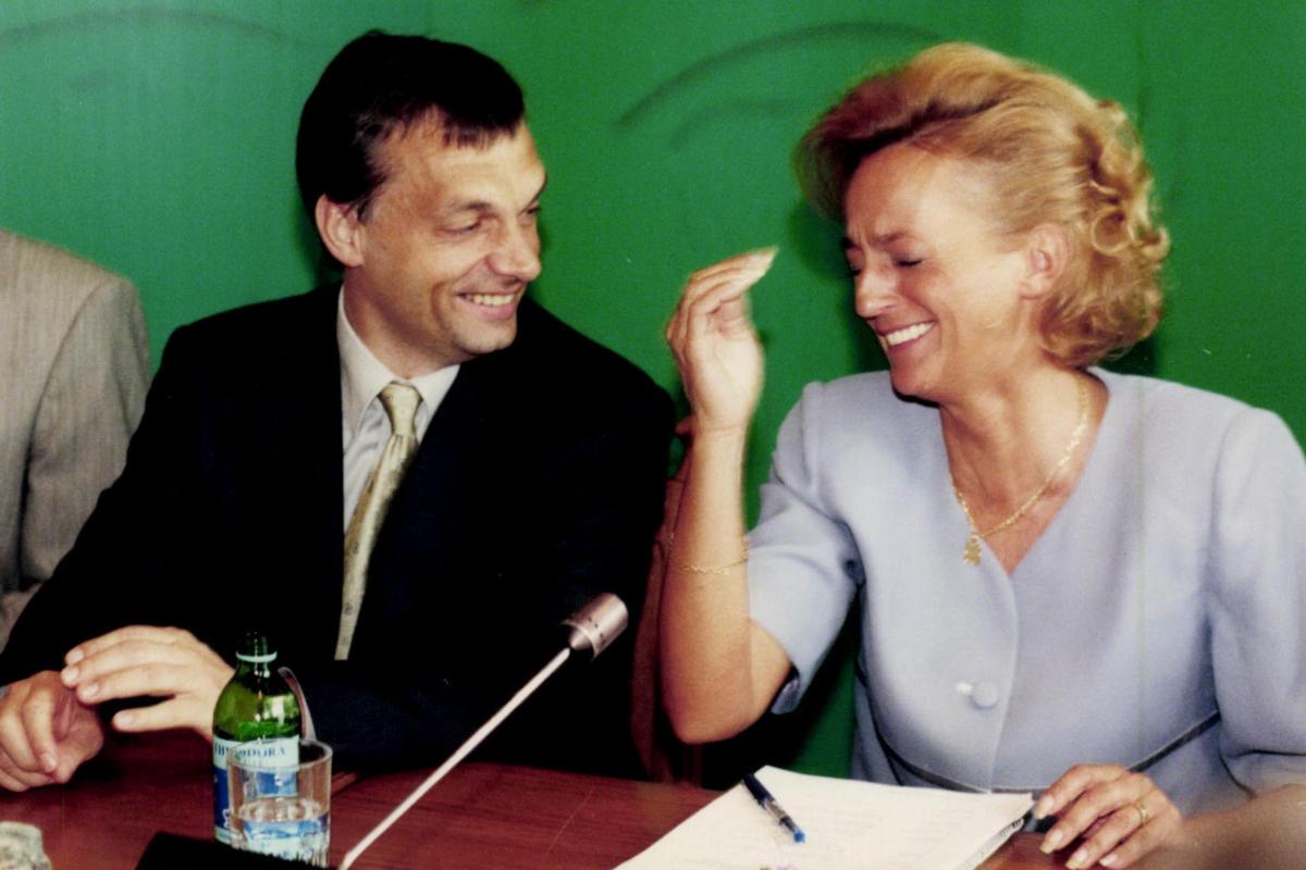 1989. június 16. Műcsarnok előtt, Nagy Imre és mártírtársai újratemetésekor. Orbán Viktor beszédet mond.