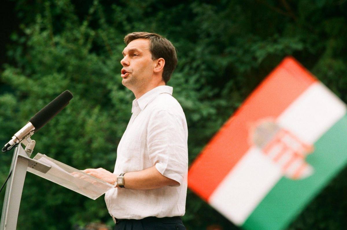 1989. június 16. Műcsarnok előtt, Nagy Imre és mártírtársai újratemetésekor. Orbán Viktor beszédet mond.