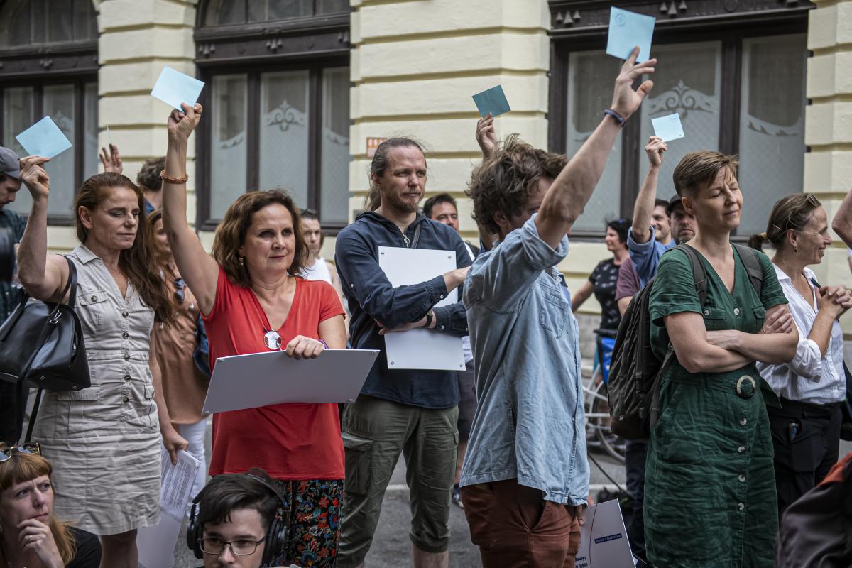 A demonstrálók táblákkal jelezték, hogy nem kaptak támogatást