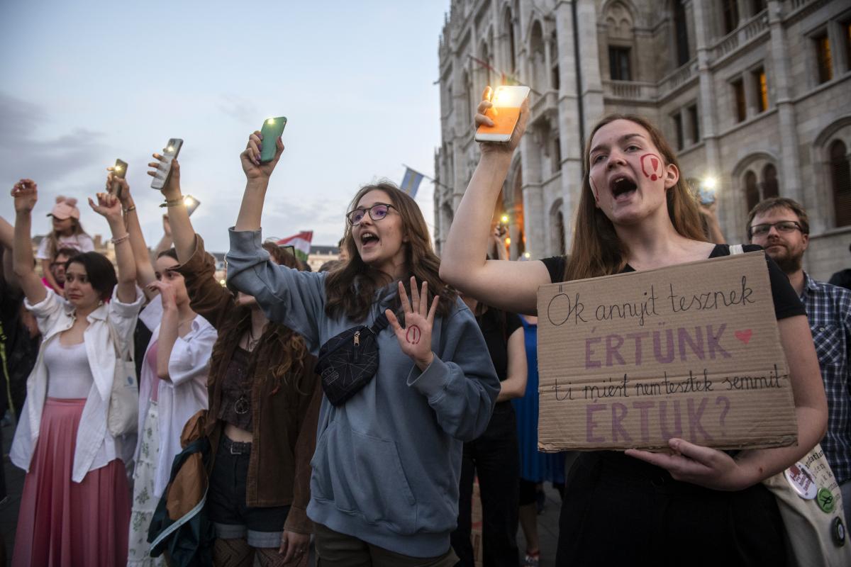 Tanáraikért aggódó fiatalok a Kossuth téren. Mától sem lesz jobb a helyzet