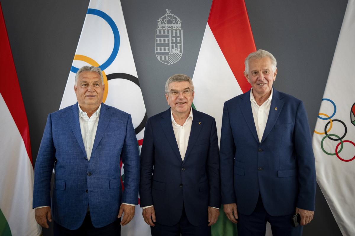 Orbán Viktor miniszterelnök, Thomas Bach, a Nemzetközi Olimpiai Bizottság elnöke és Schmitt Pál olimpiai bajnok párbajtőrvívó, volt köztársasági elnök 2023. augusztus 26-án Budapesten