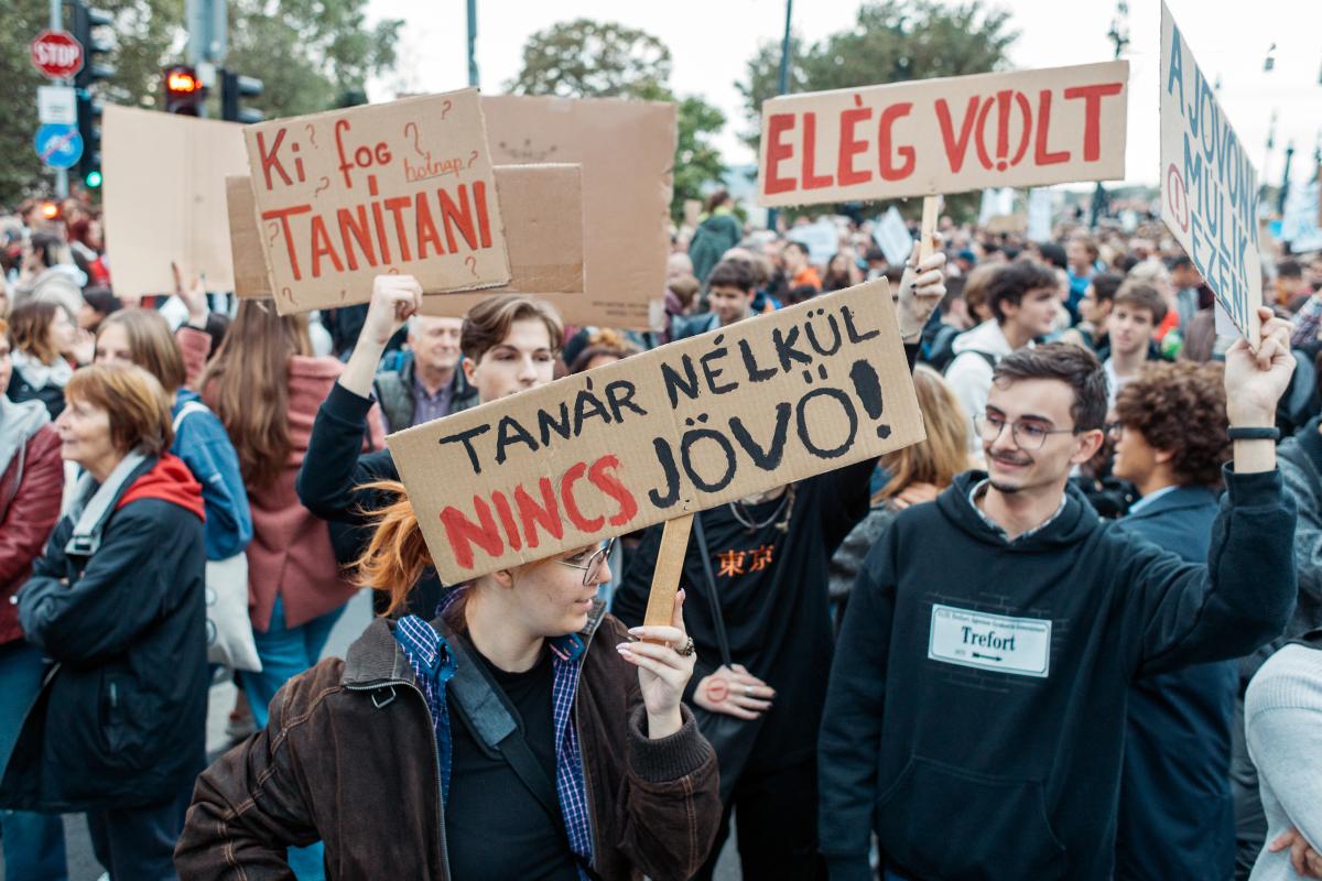 Hiába a folyamatos tüntetések, a kormány nem orvosolja a tanárhiányt