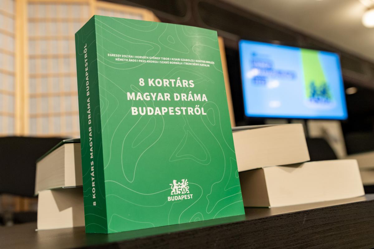 Nyolcuknak sikerült összehozniuk egy olyan drámakötetet, hogy beszakadjon alatta az asztal – szó szerint is