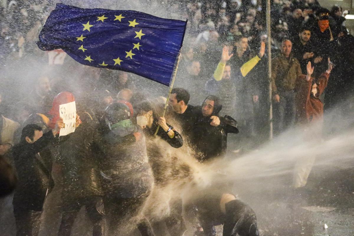 Tüntetés márciusban a grúz parlament előtt