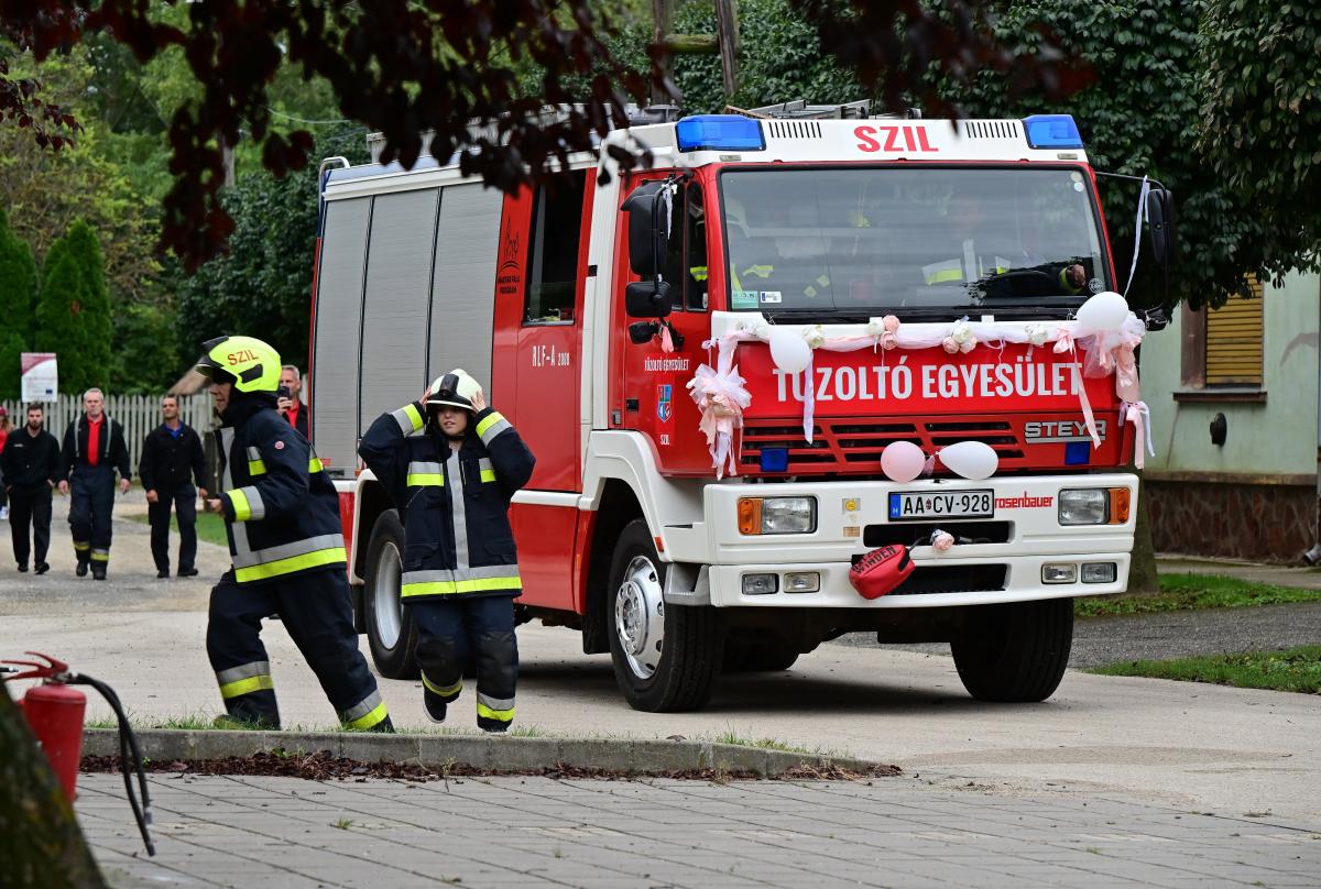 A Magyar falu program részeként működő Falusi Civil Alap támogatásából megvásárolt tűzoltógépjármű-fecskendő Szilben. Ahogy tavaly, az idén is sok önkéntes tűzoltó-egyesület pályázott sikerrel. A pénz egy része biztosan jó helyre került