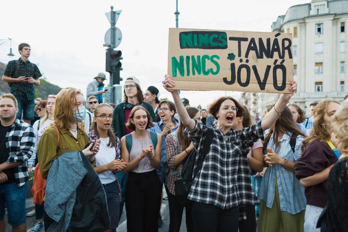 Megrendült az iskolák tekintélye is. Korunkban nincs olyan érvényes műveltségeszmény, amely orientációs pont lenne a fiatal nemzedékek számára