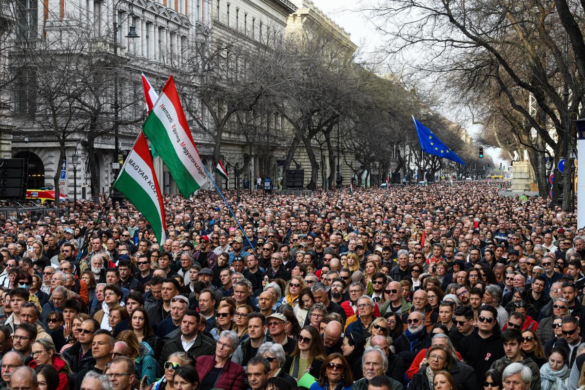 Ünneplők a Múzeum körtúton