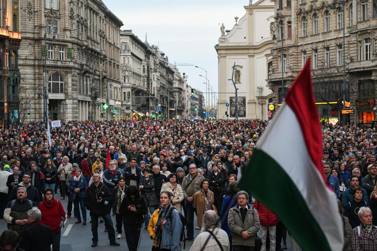 Ünneplők a Múzeum körtúton