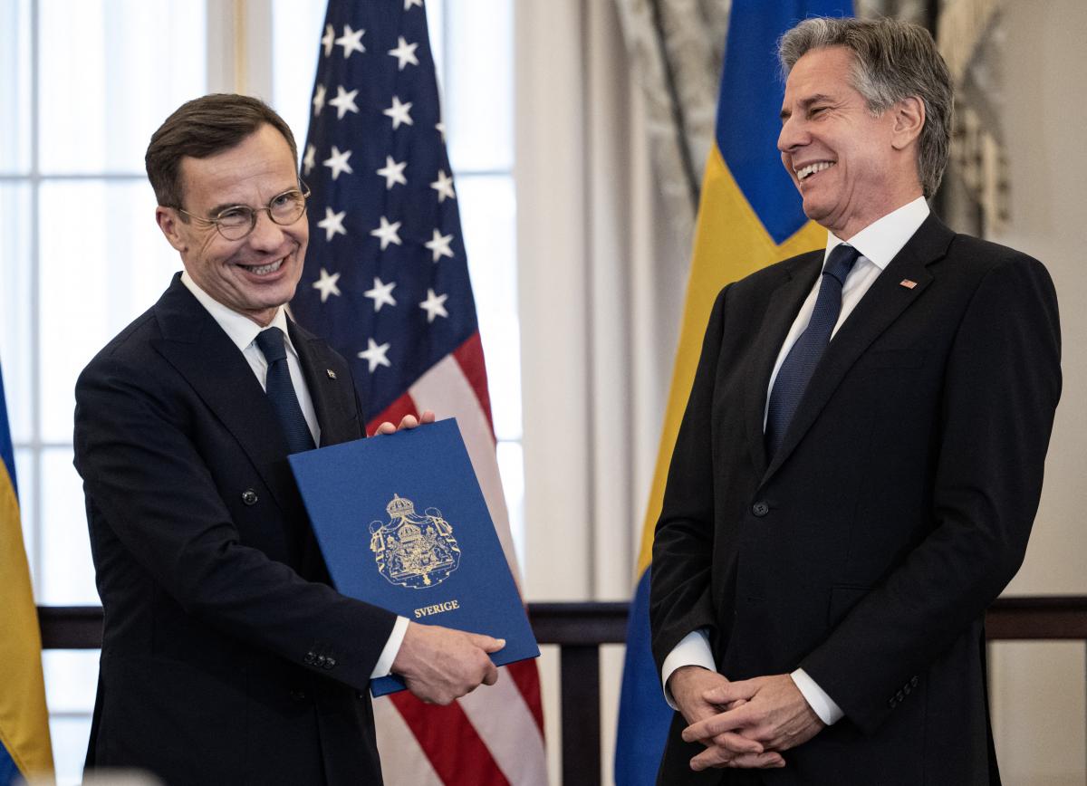 Ulf Kristersson svéd miniszterelnök Antony Blinken amerikai külügyminiszterrel március 7-én a ratifikációs dokumentumok átadásakor