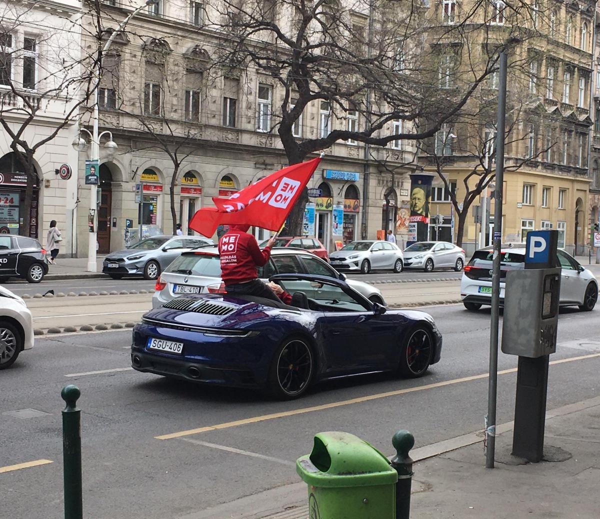 Porschéból kampányolni – Gattyánék a látványra utaztak