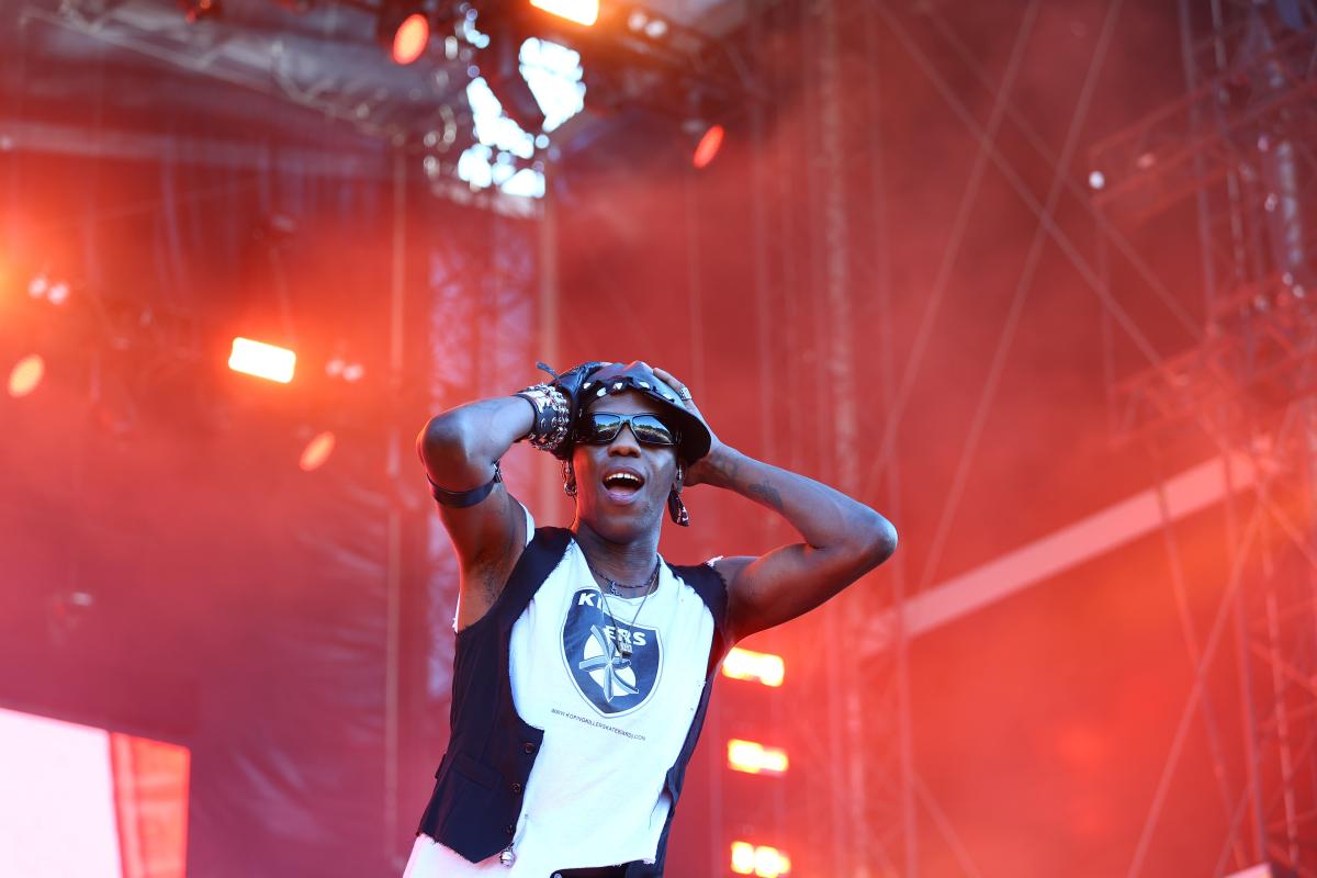 Yves Tumor remek zenész, a kinézetével is szereti a közönséget „izgatni”