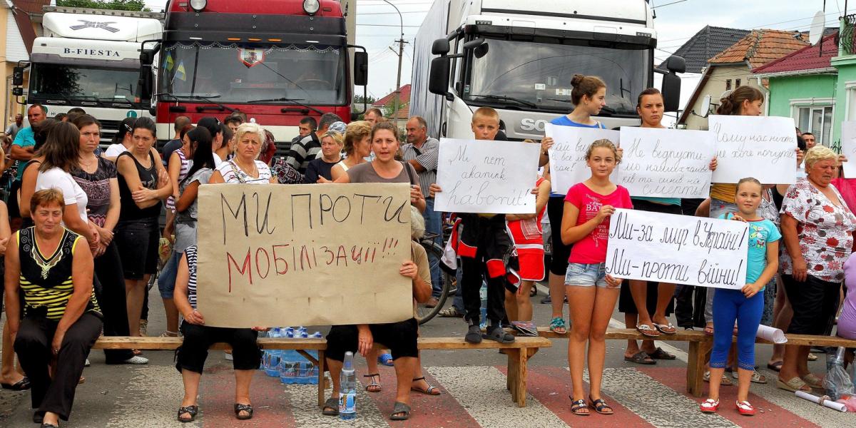 Helyi lakosok zárják el a Csap-Kijev főútvonalat a Munkácsi járásban található Beregrákoson. MTI Fotó: Nemes János