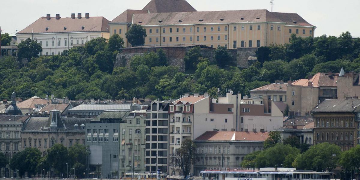 Orbán Viktor régi vágya, hogy a budai Várba költözzön. Erre a Sándor-palota után (balra) a karmelita kolostort szemelte ki FOTÓ: