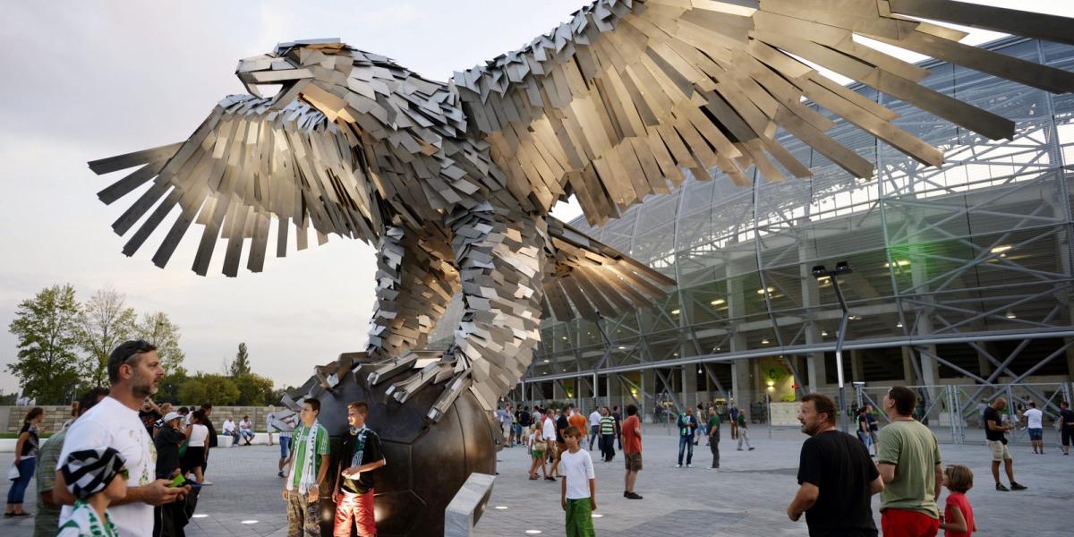 A Ferencváros kabalaállatának, a sasnak a szobra az új stadionnál, a Groupama Arénánál a Ferencváros - Újpest öregfiúk mérkőzés 