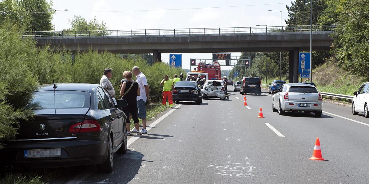 Közlekedési baleset helyszíne az M7-es autópályán Törökbálint közelében. Az autópálya Balaton felé vezető oldalán, a 15-ös kilom