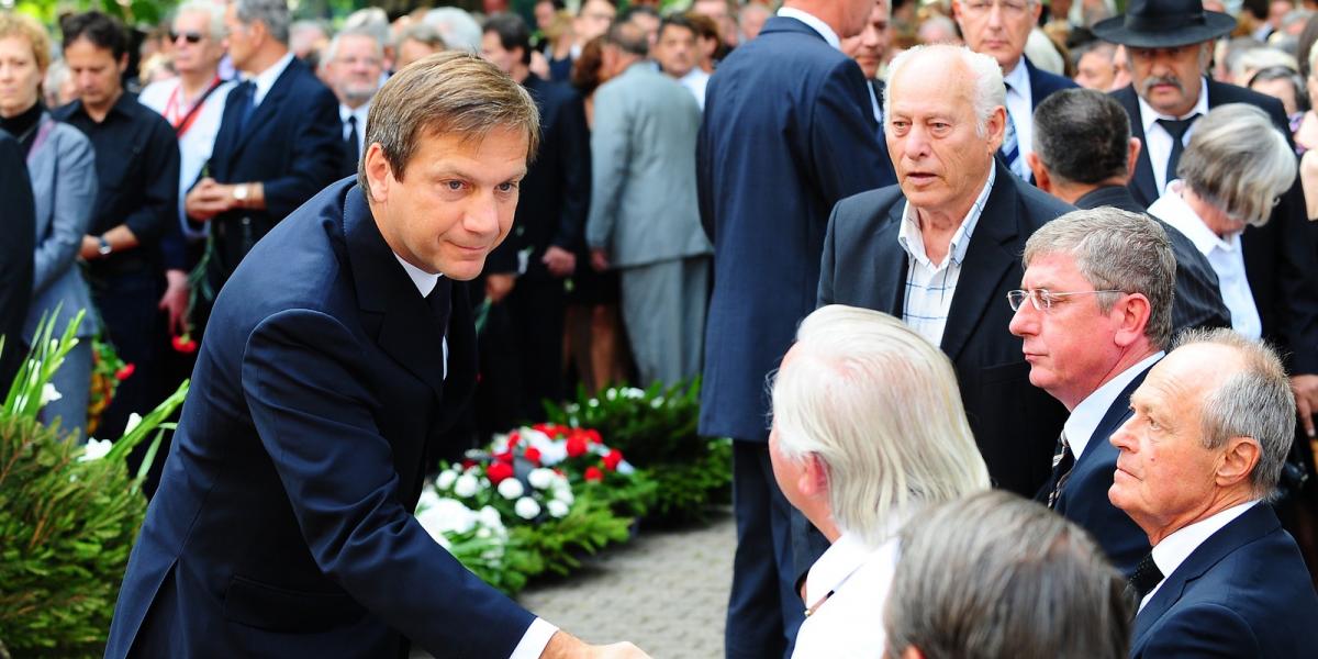 Bajnai Gordon Lengyel Lászlóval fog kezet – Gyurcsány Ferenc és Medgyessy Péter volt kormányfők is lerótták kegyeletüket FOTÓ: V